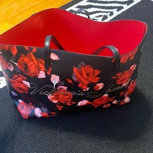 Brand new Victoria’s Tote bag!! The pattern is so pretty!! No rips or stains!!